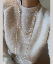 Load image into Gallery viewer, Simple White Pearl Graduated Bead Necklace